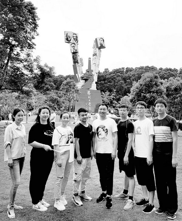 背后的五個(gè)大字是:勝利大營(yíng)救!!!戰(zhàn)到未來(lái),笑到未來(lái)。